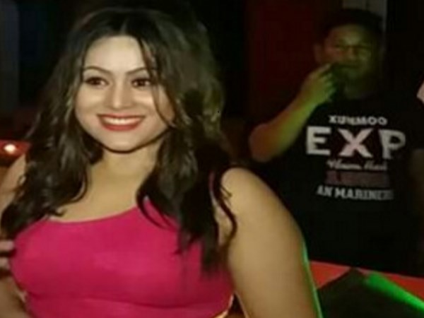 पुलिस ने मुख्यालय को सूचना देते हुए कहा कि गिरफ्तार हो गई है