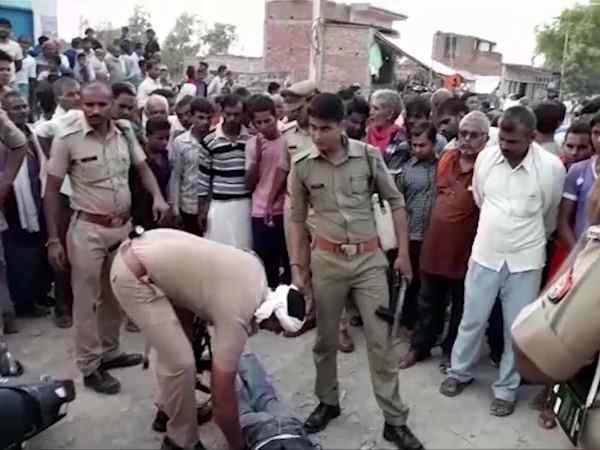 भीड़ ने बदमाशों को लाठियों से पीटा