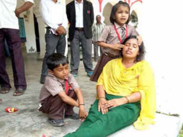 बच्चों को लेकर पहुंची एसपी ऑफिस