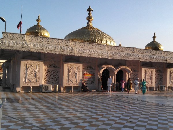 बादशाह अकबर ने चढ़ाया था 50 किलो सोने का छतर