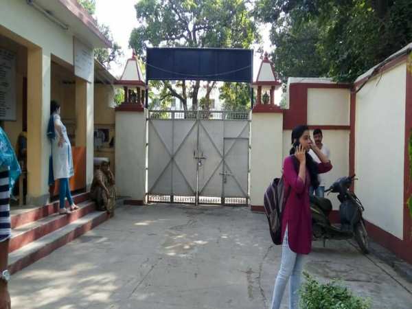 हॉस्टल में ताला लगाने का आरोप