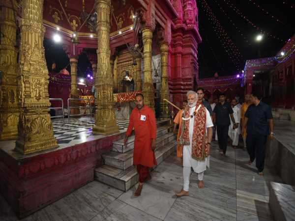 मंदिर के महंत ने कराई ये पूजा