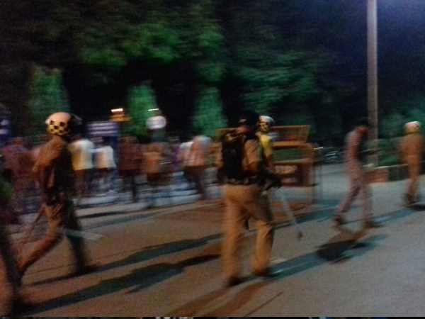 PAC ने लड़कियों को गर्ल्स हॉस्टल में घुसकर पीटा 