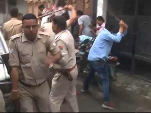 परिजनों और वीएचपी कार्यकर्ताओं का हंगामा