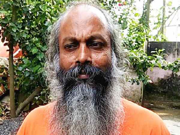 नहा रहे बाबा को सूझी गंदी हरकत