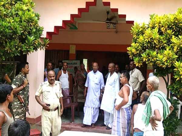 नल चला रही महिला भक्त को पकड़ ले गया कमरे में