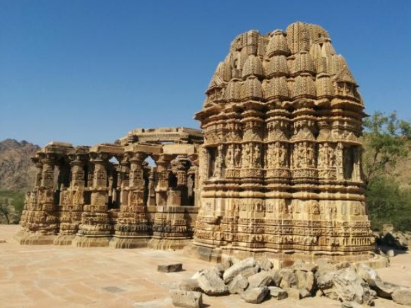 दिन ढलते ही छा जाती है खामोशी