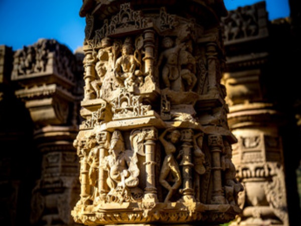 पत्थर की मूर्तियां आज भी दिखते हैं