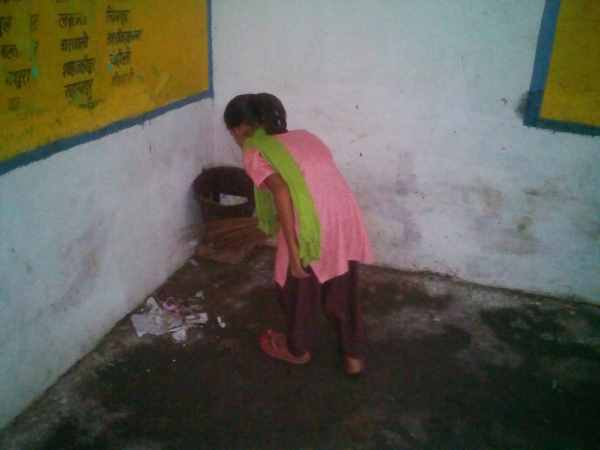 प्रजेंट लगाने आते हैं स्कूल प्रजेंट लगाने आते हैं स्कूल