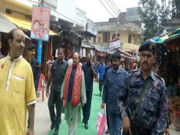 'केक काटना चाहते हैं बस मुलायम सिंह'