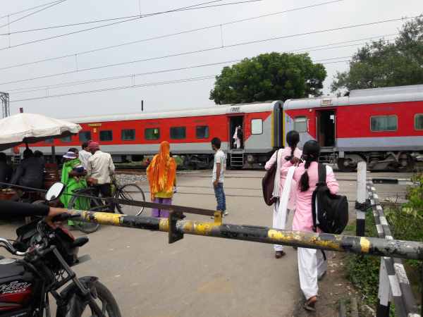 दो एक्सप्रेस ट्रेनें हुईं प्रभावित