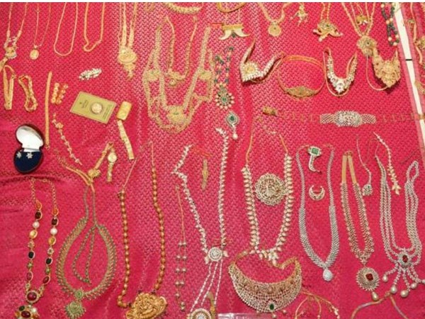 10 किलो सोना और चांदी के गहने मिले
