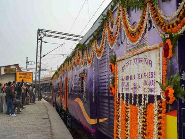  महामना एक्सप्रेस में आधुनिक सुविधाएं हैं