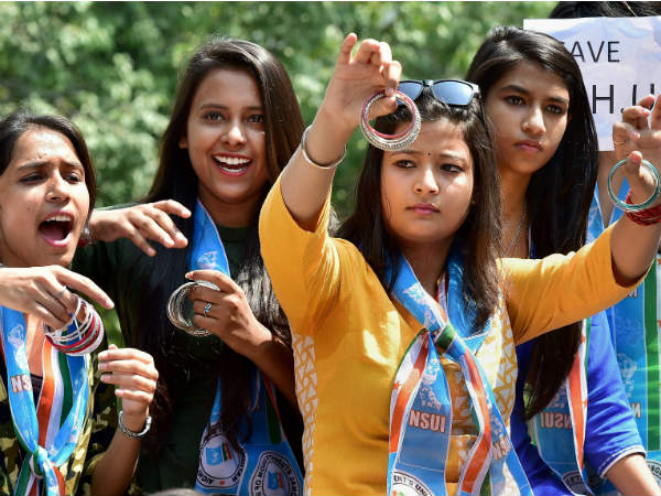 लड़का स्‍कूटर से आया और सामने ही करने लगा गंदा काम