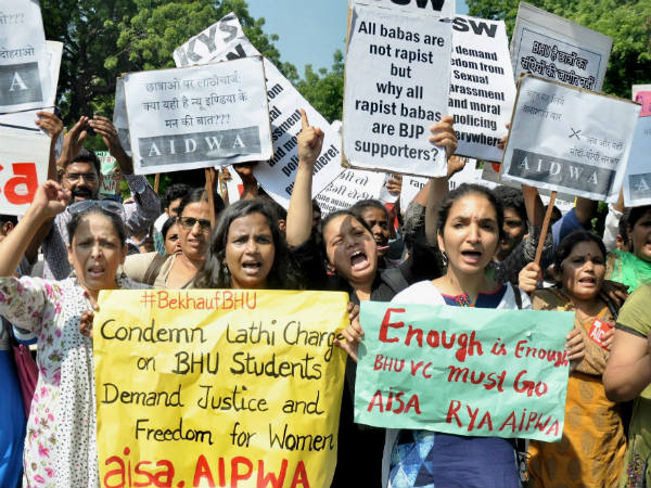 महिला की छाती छूकर हंस रहे थे मनचले