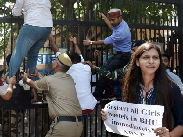 गर्ल्‍स हॉस्‍टल के बाहर लड़के करते हैं गंदा काम