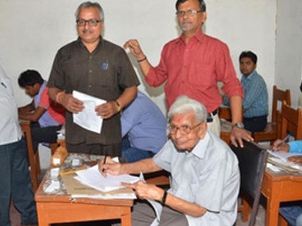 अर्थशास्त्र में पास किया पीजी