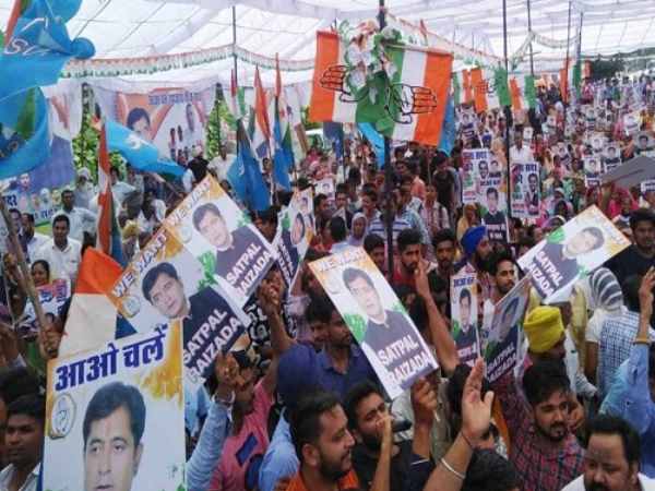 सभा में बेबस दिखे सिंदे