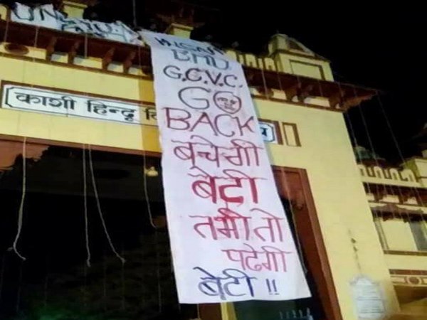 मेरे सूट के अंदर हाथ डाला और भाग गए...