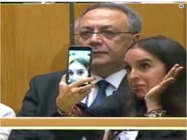 वायरल हो रही सेल्फी तस्वीरें