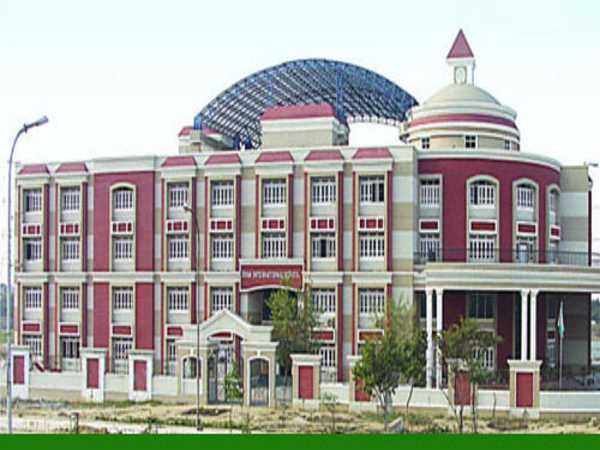 स्कूल के प्रिंसिपल ने आरोप किए खारिज