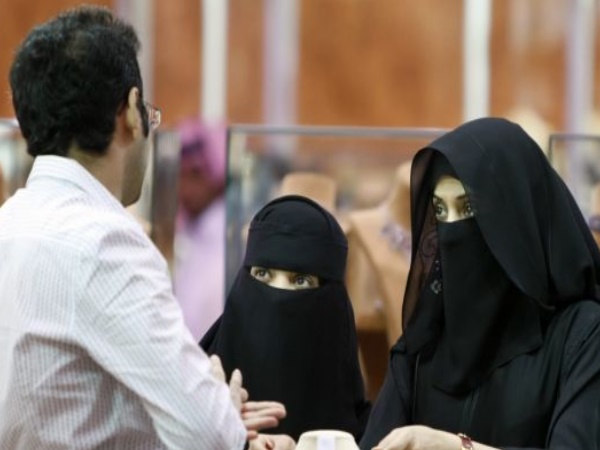 ड्राइविंग करेंगी, लेकिन बिना मर्दों से बात किए