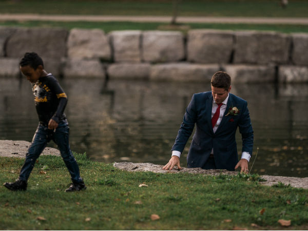 बच्चे को बचाने के लिए कूदा दूल्हा बच्चे को बचाने के लिए कूदा दूल्हा