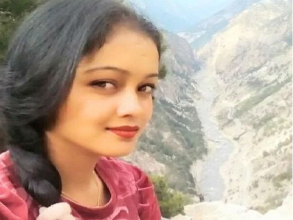 दुनिया के सबसे खतरनाक हाईवे पर ट्रक दौड़ाती हैं पूनम दुनिया के सबसे खतरनाक हाईवे पर ट्रक दौड़ाती हैं पूनम