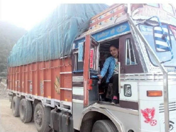 निर्माण सामग्री लाद कर 6 घंटे में 144 किलोमीटर का सफर निर्माण सामग्री लाद कर 6 घंटे में 144 किलोमीटर का सफर