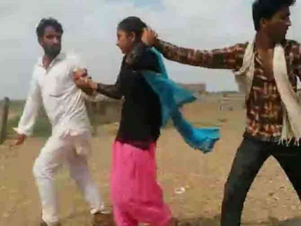 दोस्त के साथ ट्रैक्टर पर सवार होकर ससुराल पहुंचा