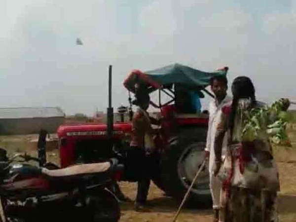 बाल पकड़ उसे घसीटता हुआ जबरन ट्रैक्टर तक ले गया