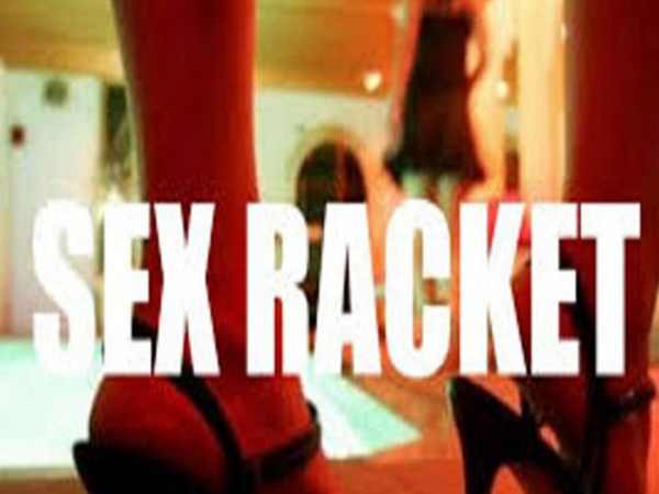 जवानों ने विदेशी लड़कियों को रंगे हाथ पकड़ा