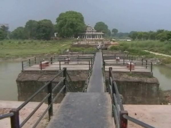 टूरिस्ट तो दूर स्थानीय लोग भी नहीं जाते झांकने