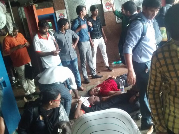 लोगों को लगा कि बारिश की वजह से ब्रिज गिर रहा है