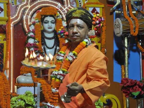 योगी की तस्वीर बनी दशहरे का आकर्षण योगी की तस्वीर बनी दशहरे का आकर्षण
