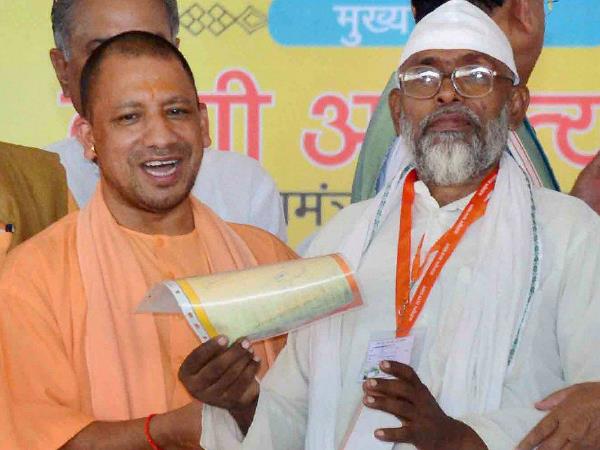 Loan Waivers of Rs 10: BJP ने किसानों को कर्जमाफी के नाम पर दिए 10-10 रुपए के सर्टिफिकेट Loan Waivers of Rs 10: BJP ने किसानों को कर्जमाफी के नाम पर दिए 10-10 रुपए के सर्टिफिकेट