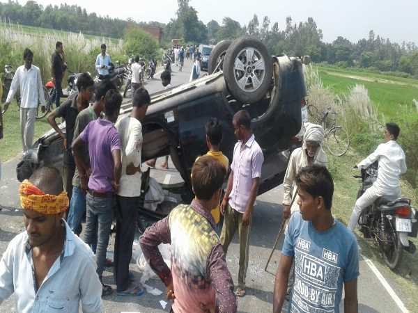 Two dead in an accident, People burn the Vehicle