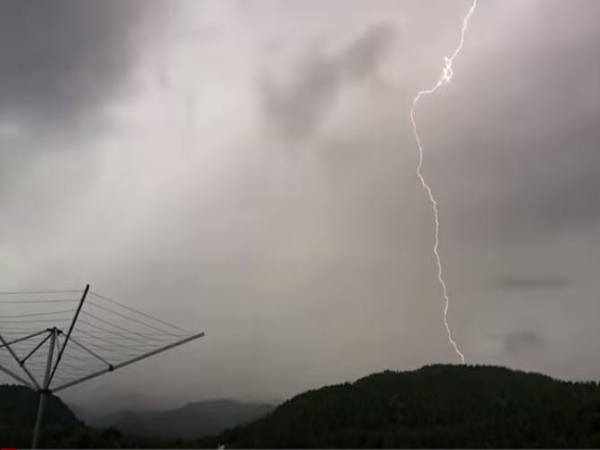 वीडियो: जान की बाजी खेलकर भी बनाया बिजली गिरने का वीडियो वीडियो: जान की बाजी खेलकर भी बनाया बिजली गिरने का वीडियो