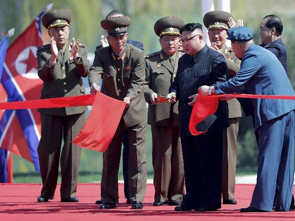 किम के पिता की हरकतों से पता चलता है कि पूरा खानदान सनकी था किम के पिता की हरकतों से पता चलता है कि पूरा खानदान सनकी था