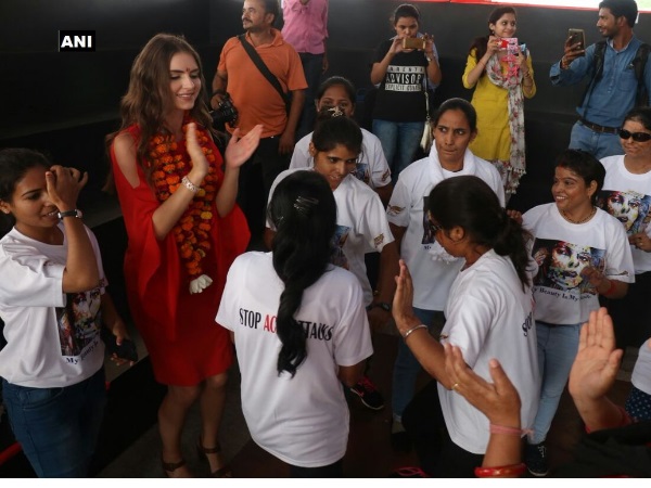 लखनऊ: एसिड अटैक पीड़ितों मे मिली मिस यूनिवर्स ग्रेट ब्रिटेन एना लखनऊ: एसिड अटैक पीड़ितों मे मिली मिस यूनिवर्स ग्रेट ब्रिटेन एना