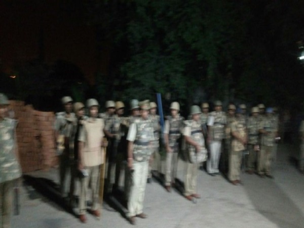 दरोगा की मार से महिला की मौत, ग्रामीणों ने पुलिसवालों को दौड़ाकर पीटा