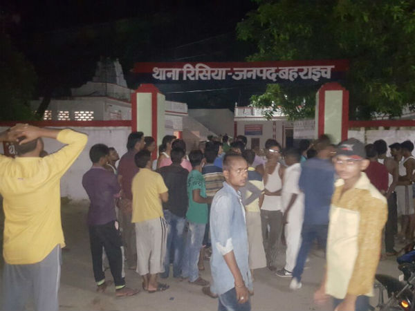 बहराइच: गणेश पूजा पंडाल में धर्म विशेष के युवकों का उत्पात, इलाके में तनाव बहराइच: गणेश पूजा पंडाल में धर्म विशेष के युवकों का उत्पात, इलाके में तनाव