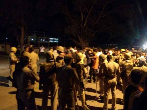 बीएचयू: छात्रा से रैगिंग पर छात्रों में बवाल, मौके पर पुलिस बीएचयू: छात्रा से रैगिंग पर छात्रों में बवाल, मौके पर पुलिस