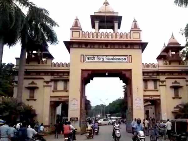 बीएचयू: छात्रा से रैगिंग पर छात्रों में बवाल, मौके पर पुलिस बीएचयू: छात्रा से रैगिंग पर छात्रों में बवाल, मौके पर पुलिस