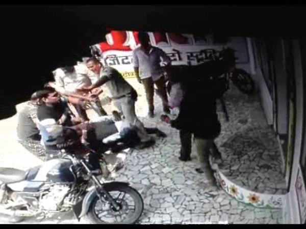 Police could not stop Fight, CCTV expose Police could not stop Fight, CCTV expose