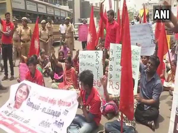 दलित छात्रा की आत्महत्या के बाद प्रदर्शन तेज, NEET वापस लेने की मांग दलित छात्रा की आत्महत्या के बाद प्रदर्शन तेज, NEET वापस लेने की मांग