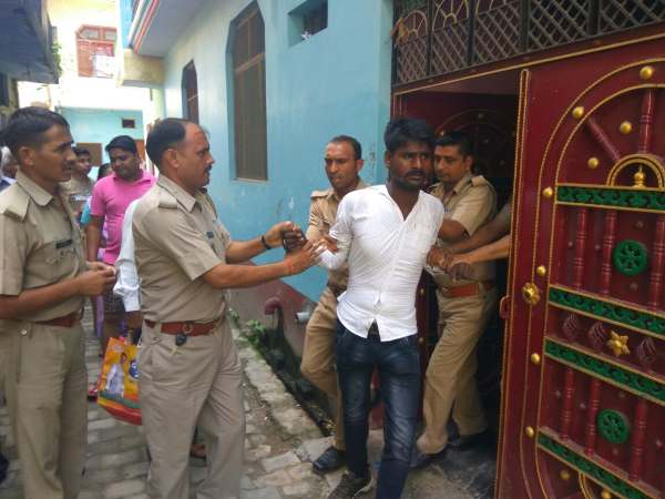 महिला सिपाही कर रही थी अय्याशी,प्रेमी की बीवी ने बुलाई पुलिस