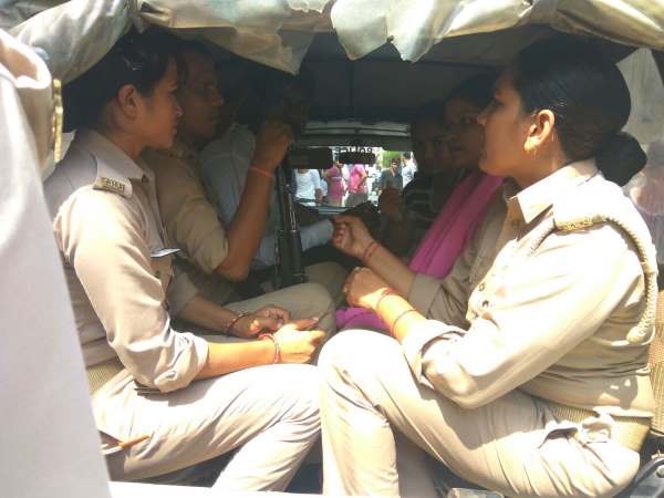 महिला सिपाही कर रही थी अय्याशी,प्रेमी की बीवी ने बुलाई पुलिस