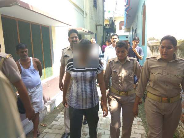 महिला सिपाही कर रही थी अय्याशी,प्रेमी की बीवी ने बुलाई पुलिस