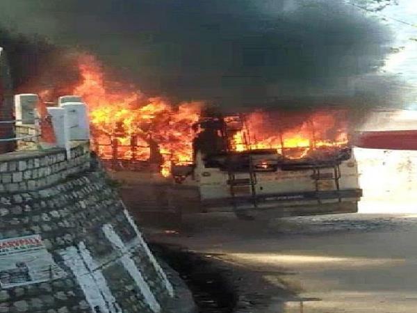 shimla Angry mob ransack bus, burn police post on woman's death shimla Angry mob ransack bus, burn police post on woman's death